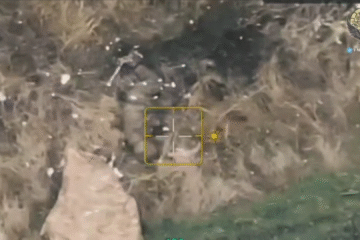 Плащ став плащаницею — окупант ховався від нашого дрона, але не врятувався