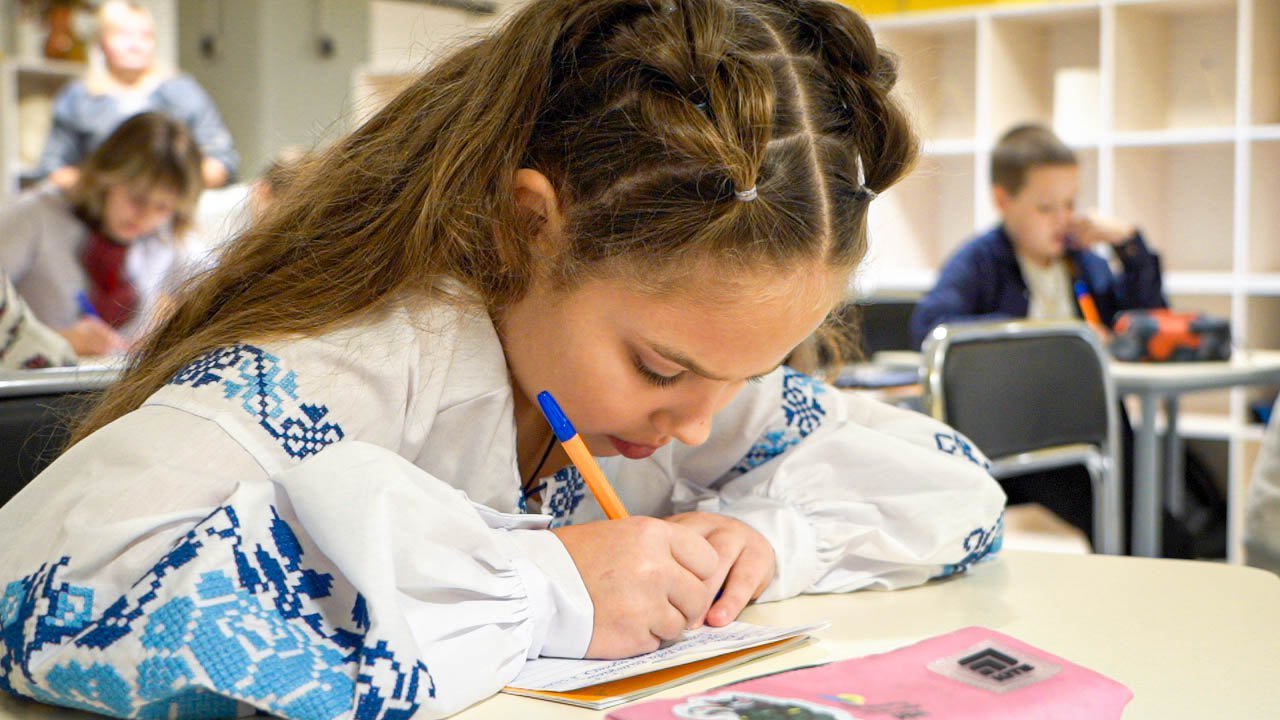 Школярі пишуть радіодиктант національної єдності, 25 жовтня 2024 р.