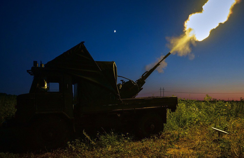Військовослужбовці мобільної вогневої групи боротьби ЗСУ ведуть вогонь із зенітної гармати ЗУ-23 по російському безпілотнику, що летять у напрямку Харкова , 2 липня 2025 р,