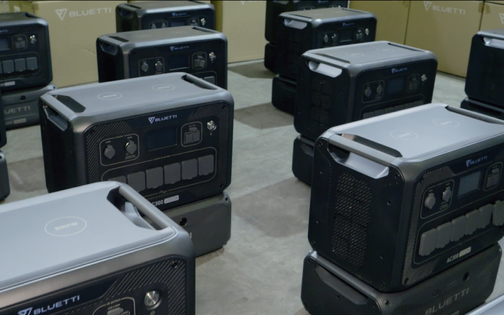 Волонтери передали велику партію потужних зарядних станцій полку «Ахіллес» СБС