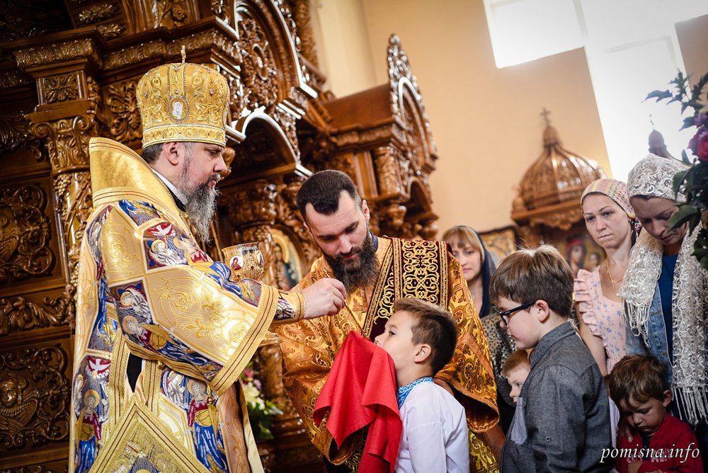 Предстоятель ПЦУ митрополит Епіфаній причащає дітей