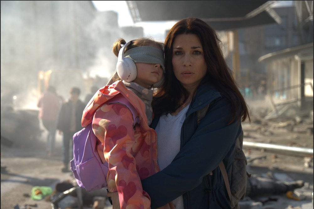 Кадр з новели 'Підводна пригода' Поліна Гайова і Ольга Коротяєва