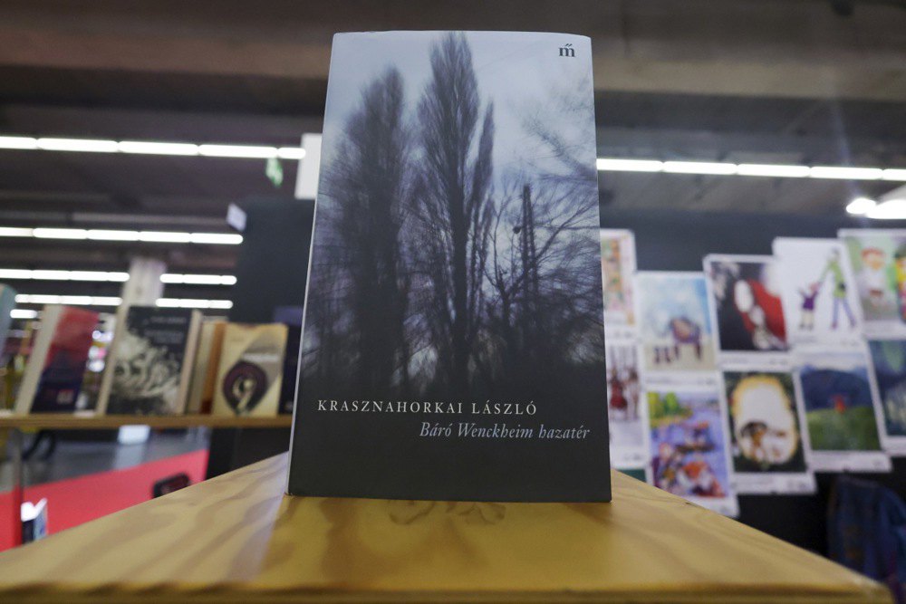 Книга угорського письменника Ласло Краснагоркаї на книжковому стенді на Франкфуртському міжнародному книжковому ярмарку 2025 року, у Франкфурті, Німеччина, 15 жовтня 2025 року.