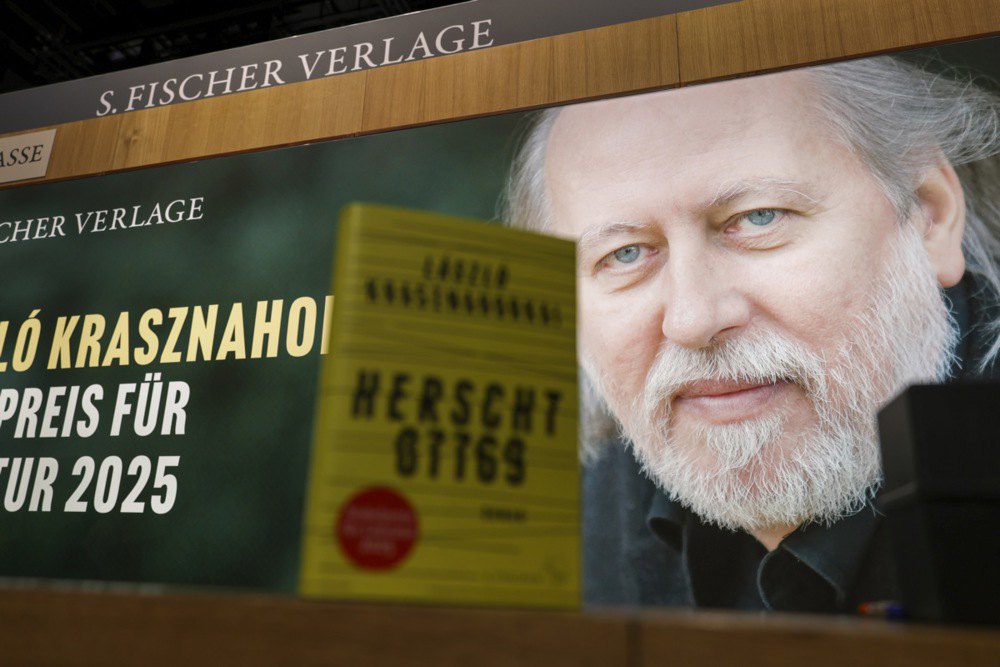 Стенд угорського письменника Ласло Краснагоркаї на Франкфуртському міжнародному книжковому ярмарку 2025 року, 15 жовтня 2025 року.