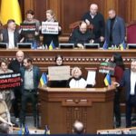 «Європейська солідарність» знову блокує трибуну Ради