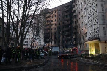 Зеленський: у Тернополі під завалами досі є люди, рятувальники продовжують пошуки