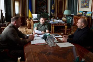 Засідання “Слуги народу” із Зеленським: зараз відставки Єрмака не буде