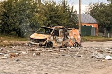 Росіяни скинули вибухівку з дрона на цивільне авто на Херсонщині, є посранені