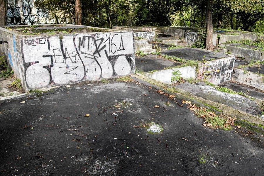 Занедбаний амфітеатр у житловому масиві Словацького