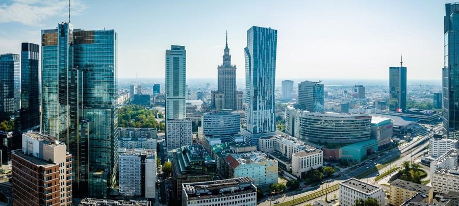 Центр Варшави, навпроти PKiN - вежа Zlota44, спроєктована Даніелем Лібескіндом, 2017