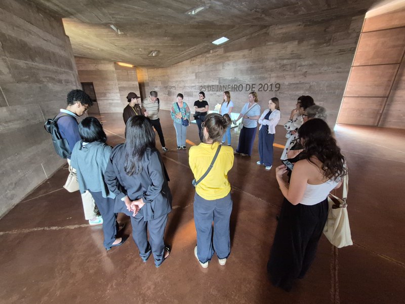 Українська делегація відвідує меморіал.