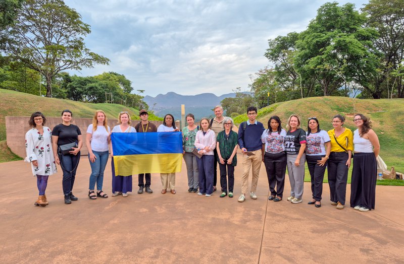 Українська делегація під час візиту до меморіалу.