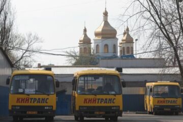Внаслідок обстрілу Києва пошкоджено близько 70 маршрутних таксі