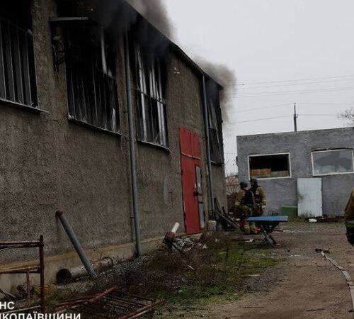 У Миколаєві після атаки РФ горів сільськогосподарський склад площею 500 кв. м