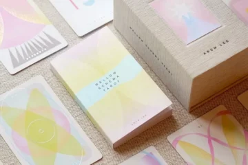 Дизайнерка створила мінімалістичну колоду карт таро у пастельних тонах. Ось який вигляд вона має