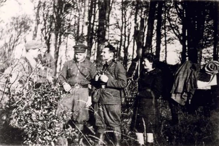 Ірина Савицька (крайня праворуч) з повстанцями восени 1945 року