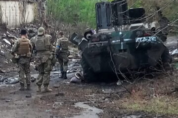 «Просочитися і тихенько сидіти, поки не виявлять» — в Куп’янську ворожі дрони на оптоволокні залітають все глибше