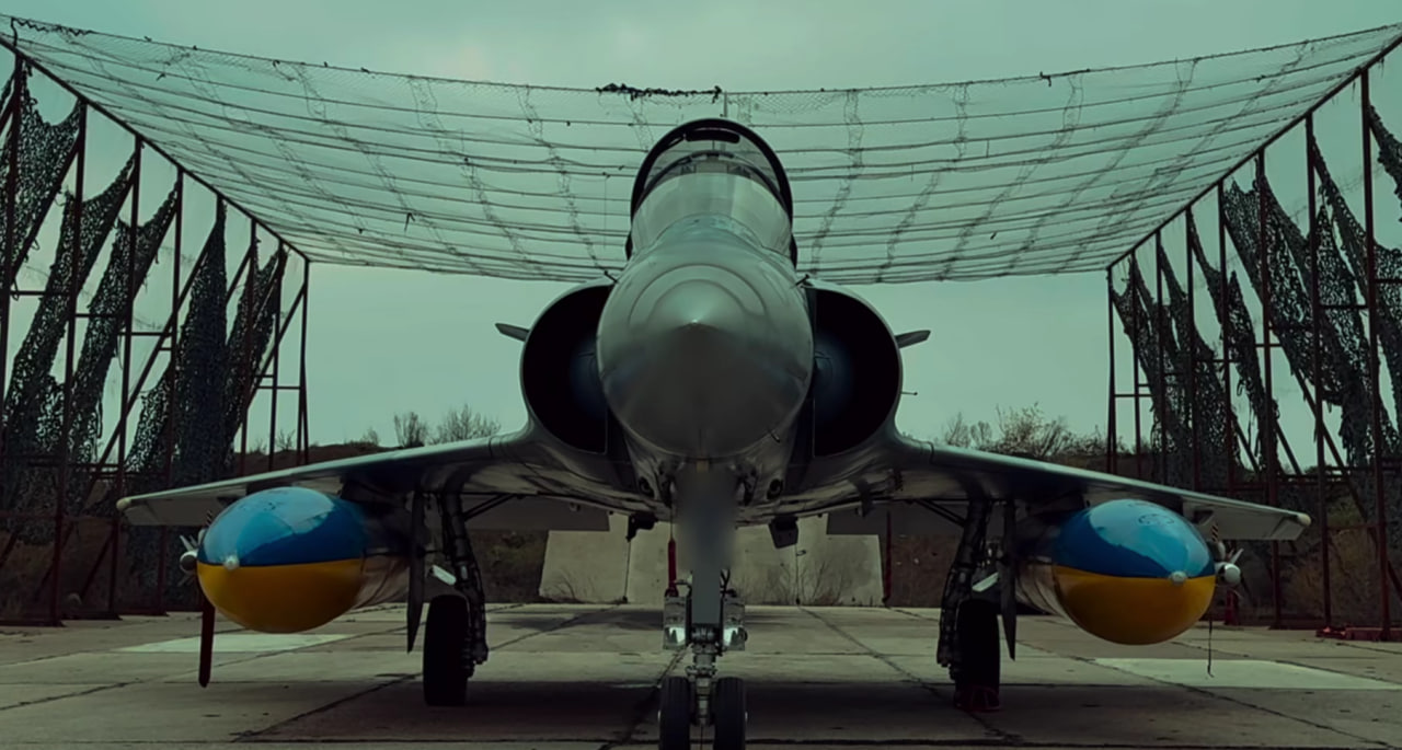 В українському камуфляжі й у бойовій готовності: Повітряні Сили оприлюднили кадри підготовки Mirage 2000