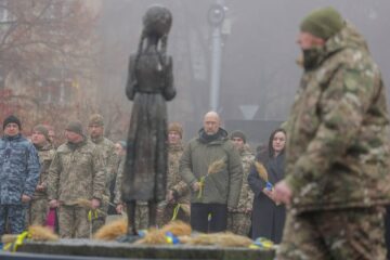 «Ніколи не пробачимо»: Міністр оборони разом із Президентом вшанували памʼять жертв Голодоморів