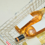 У Франції чоловік впав у яр та три дні не міг з нього вибратися. Його врятувало вино з супермаркету