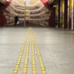 На станціях метро «Олімпійська», «Театральна» і «Палац спорту» облаштували тактильні смуги