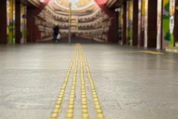 На станціях метро «Олімпійська», «Театральна» і «Палац спорту» облаштували тактильні смуги