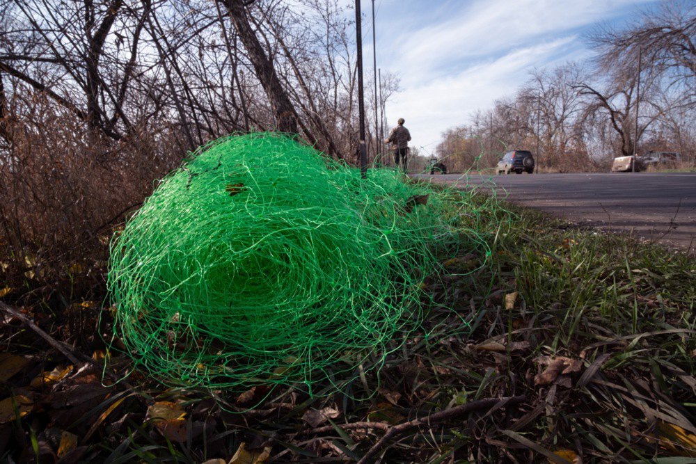 Військовослужбовці ЗСУ встановлюють сітку проти дронів уздовж прифронтової дороги в Донецькій області, 4 листопада 2025 року. 