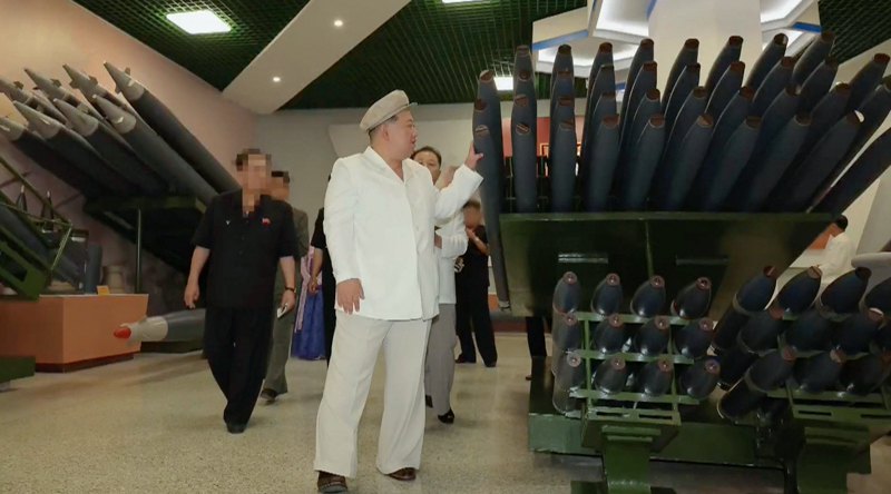 Лідер Північної Кореї Кім Чен Ин на оборонному підприємстві, серпень 2023 р.