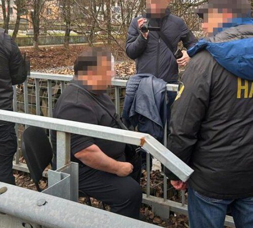Cуддю із Закарпаття викрили на отриманні $1300 хабаря, який він називав “конфетками”