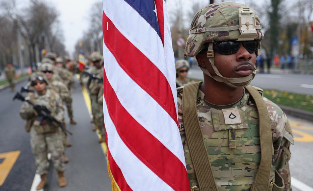 Військовослужбовці США перед військовим парадом з нагоди Дня Великого об'єднання Румунії, Бухарест, 1 грудня 2025 року.