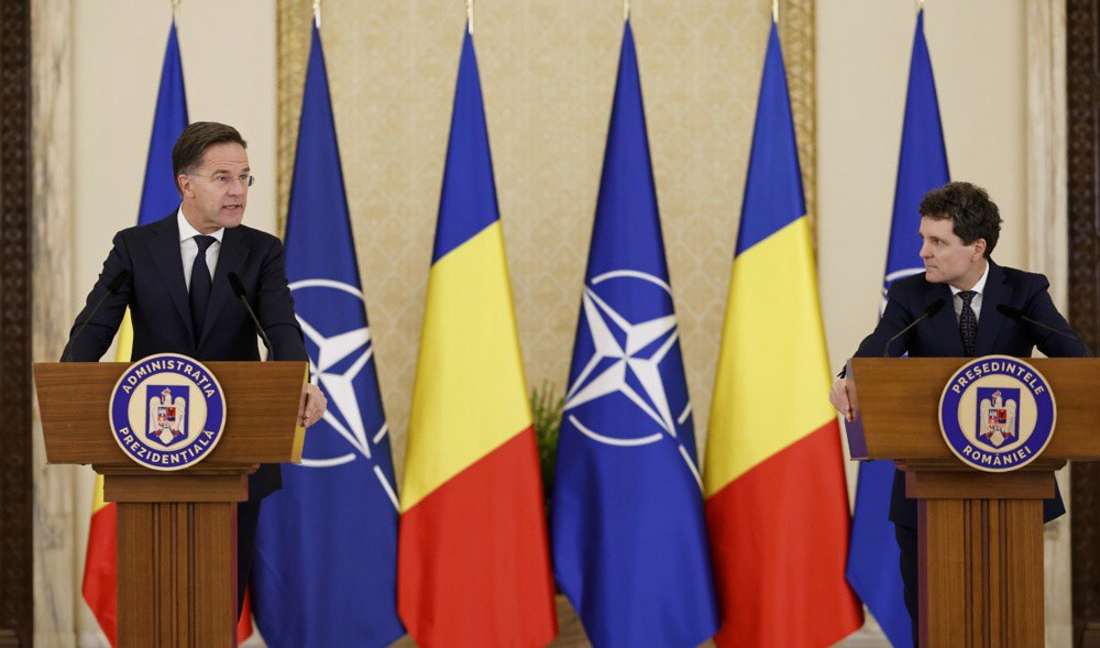 Генсек НАТО Марк Рютте та президент Румунії Нікушор Дан під час прес конференції після зустрічі в Бухаресті, 5 листопада 2025 року.