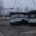 Уночі росіяни обстріляли тролейбусне депо в Херсоні: пошкоджено 19 тролейбусів