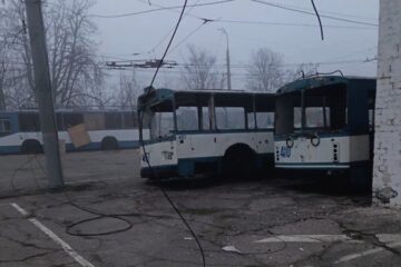 Уночі росіяни обстріляли тролейбусне депо в Херсоні: пошкоджено 19 тролейбусів