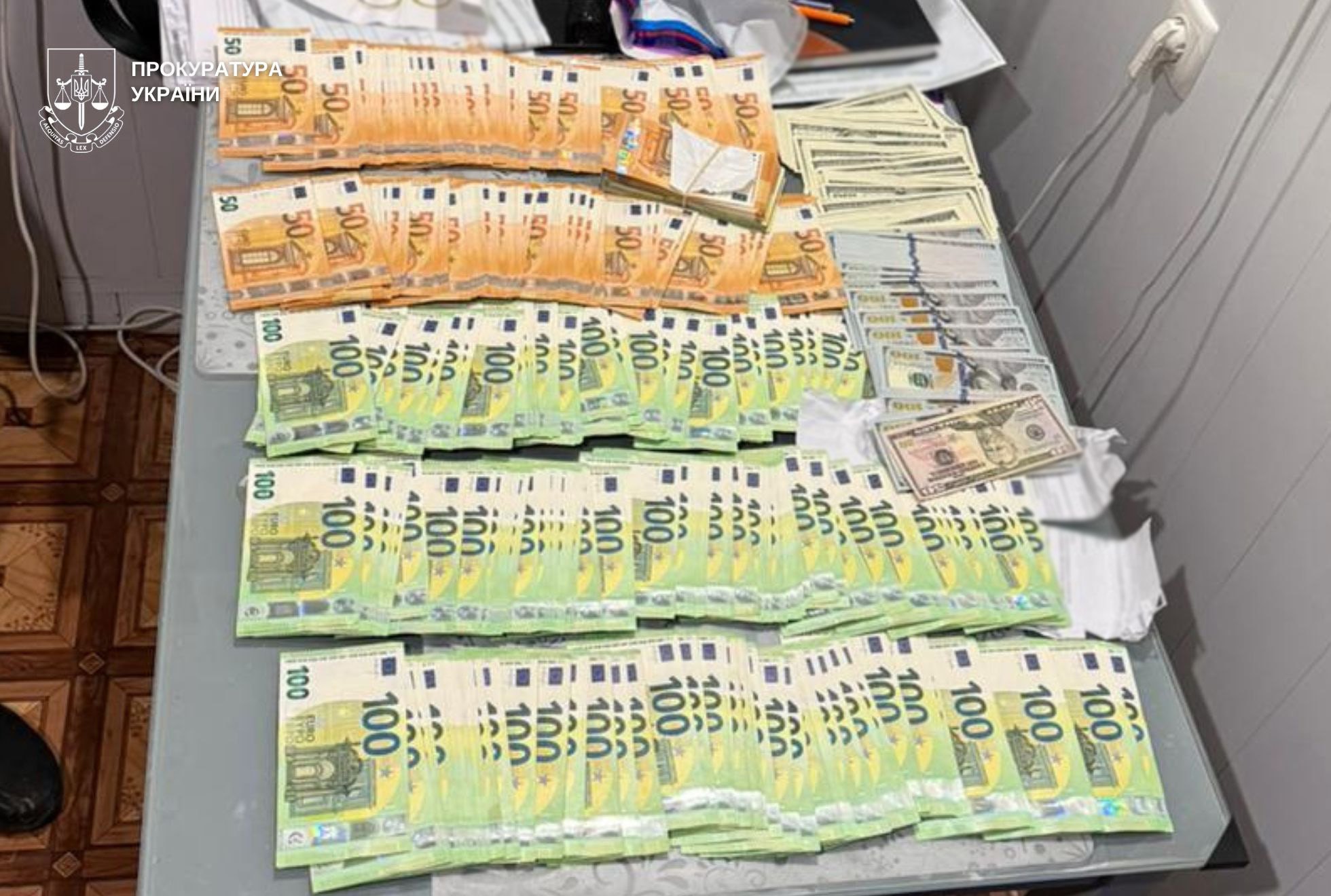 Вилучені гроші під час обшуку