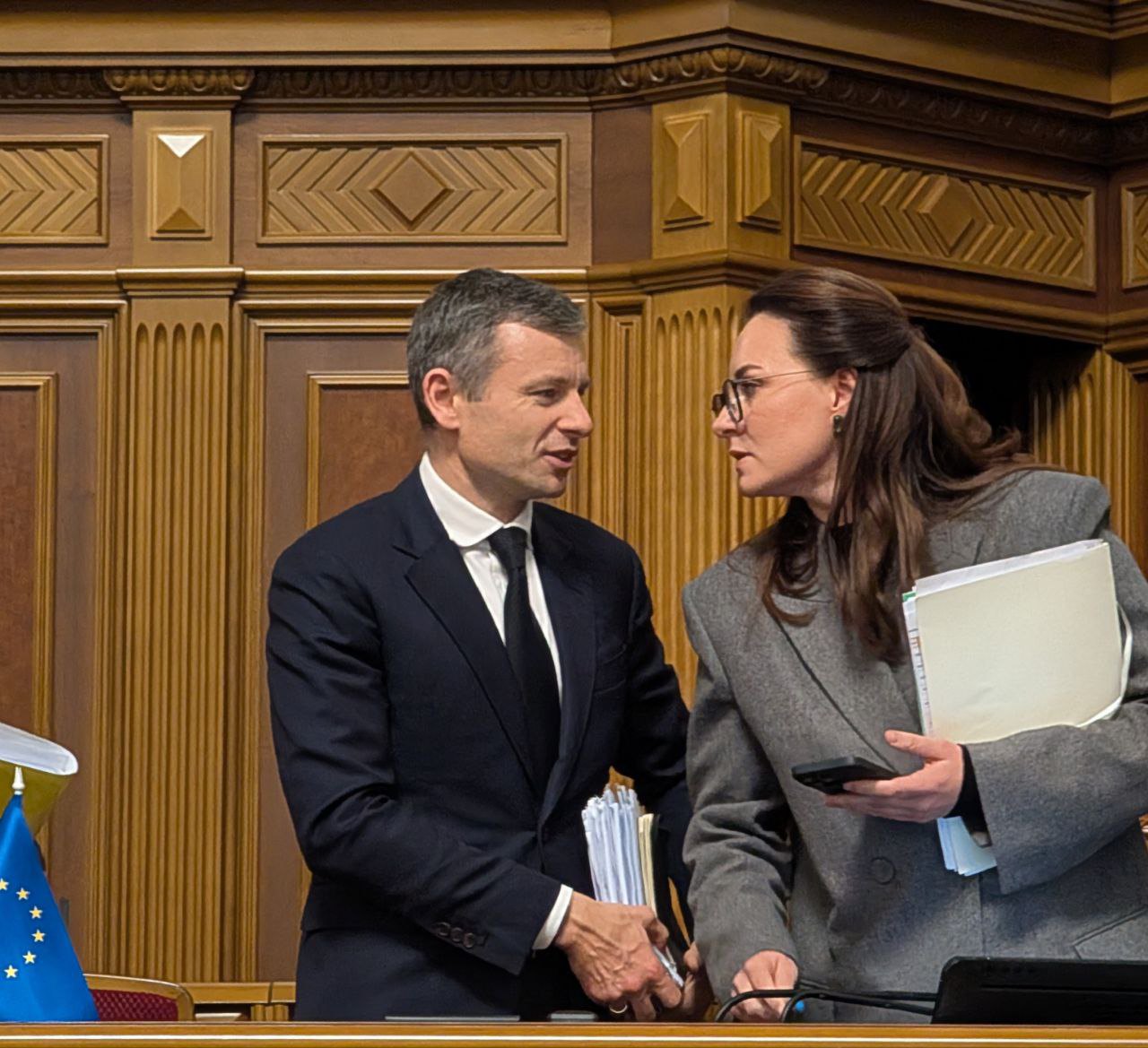 Міністр фінансів Сергій Марченко і премє'р Юлія Свириденко в залі ВРУ, 3 грудня 2025 року.