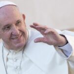 Папа Франциск заповів кошти на придбання машин швидкої допомоги для України