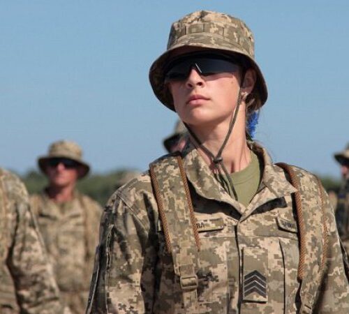 Наступного року військовослужбовицям видаватимуть жіночі бронежилети