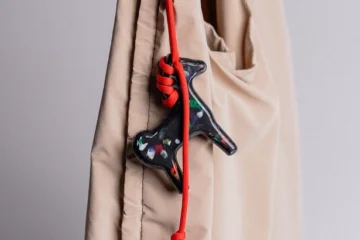 Animalism випустив брелок у формі коника із переробленого пластику з Хортиці