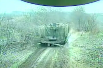 Українські FPV наздогнали «укріплений» танк: «Крила Омеги» знищили бронемашину