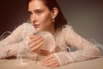 Троянди в білому золоті з мерехтливими діамантами: SOVA представила святкову колекцію прикрас ROSÉ