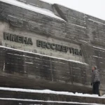 У Музеї війни демонтували радянський напис зі скульптурної галереї. Ось як це було