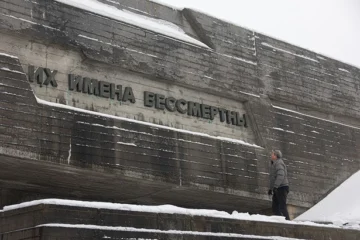 У Музеї війни демонтували радянський напис зі скульптурної галереї. Ось як це було