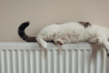 Без опалення 3 тисячі багатоповерхівок: у Києві почали подавати тепло у будинки, які постраждали внаслідок обстрілу