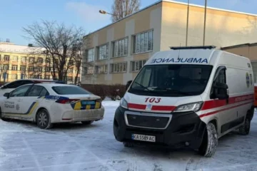 У Києві учень прийшов із ножем до школи та напав на вчительку й однокласника