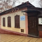 Найстарішу садибу Андріївського узвозу почали розбирати. Департамент охоронної культспадщини заперечує забудову