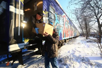 У Бучанському районі запрацював автономний потяг-кухня. Страви передають ВПО та пункти обігріву