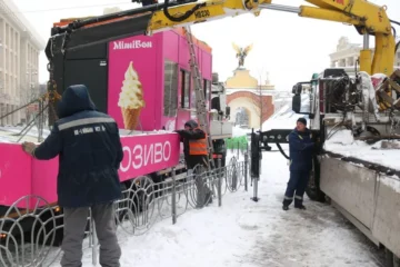 Ось як демонтують МАФи на Майдані Незалежності