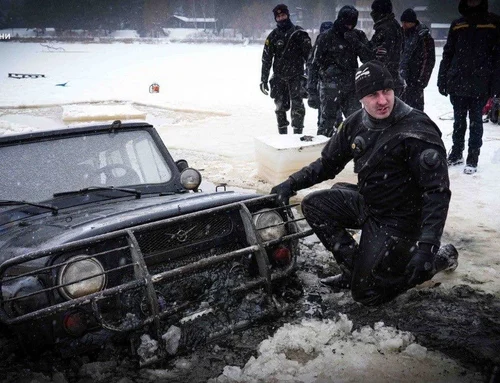 На Київському морі автомобіль під час дрифту провалився під кригу: є загиблий, ще одну людину шукають