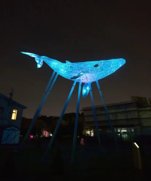 Скульптуру «Київський Кит» на ВДНГ засвітили