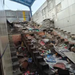 Станція швидкісного трамвая завалена сміттям. Кличко каже, що вона в «належному санітарному стані»